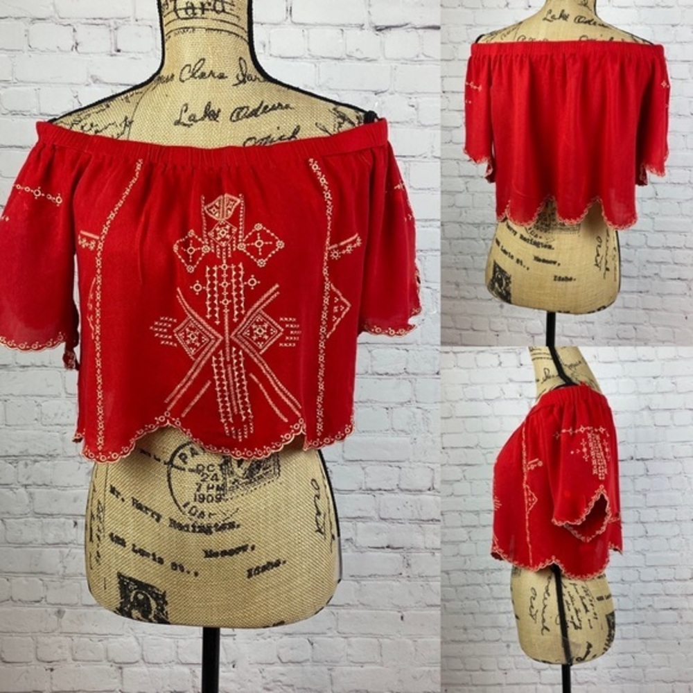 Onetheland Off Shoulder Embroidered Details Scallop Edges Crop Top